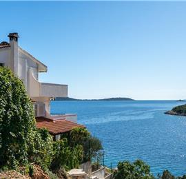 2 Bedroom Apartment with Shared Pool in Uvala Ljubljeva nr Trogir, Sleeps 4-5